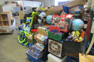 une pièce remplie de jouets et de jouets à vendre