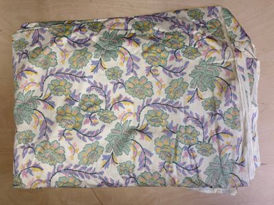 un sac posé sur une table