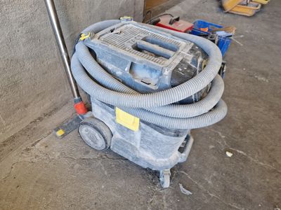 une image représentant un dépoussiéreur équipé d'un aspirateur et d'un tuyau