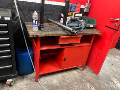 Établi mécanique rouge avec plateau bois