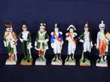 six figurines de tailles et de couleurs d'uniformes militaires différentes
