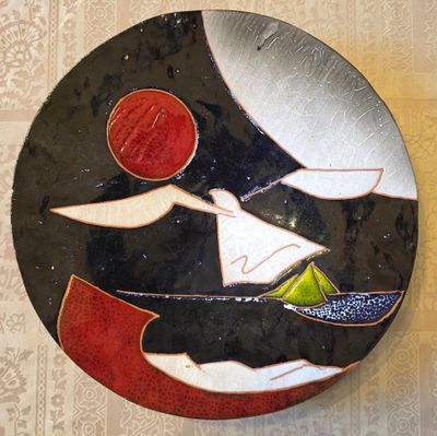 une assiette noire et blanche ornée d'un motif rouge et blanc