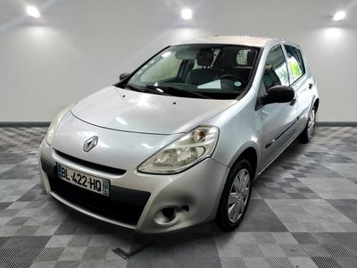 la photo d'une petite voiture argentée garée dans un garage