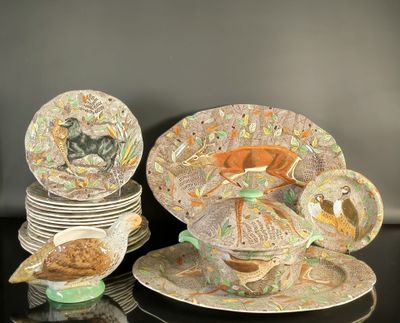 de nombreuses assiettes posées sur une table noire