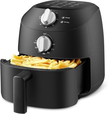 une friteuse à air chaud noire contenant des frites