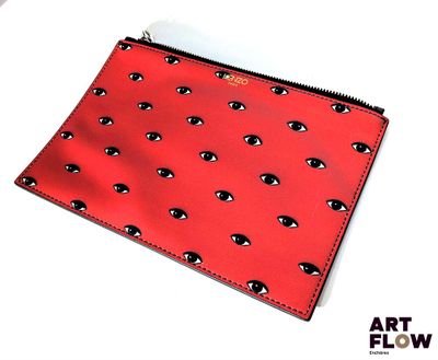 un sac à main rouge orné d'yeux noirs et blancs