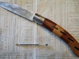 un couteau posé sur une feuille de papier