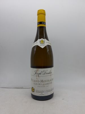 l'image d'une bouteille de vin posée sur une table
