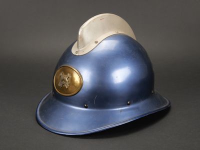 un casque bleu orné d'une étoile dorée