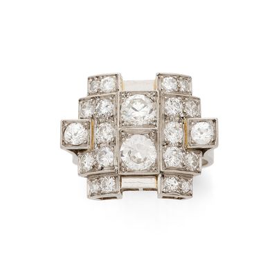 une bague en or blanc et diamants