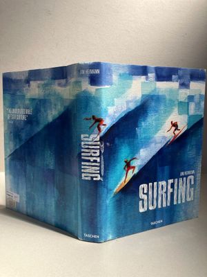 une photo d'un livre sur lequel figure l'image d'un surfeur