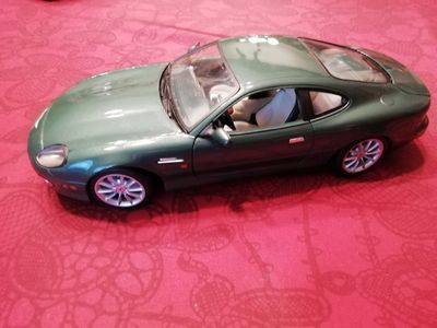 une voiture jouet posée sur une table