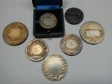 un lot de pièces de monnaie posées sur une table
