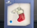 une décoration de bas de Noël dans une boîte bleue posée sur une table
