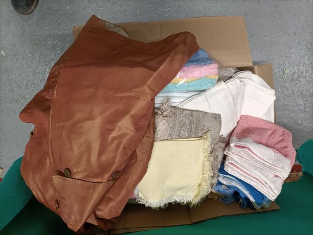 3 cartons de linge. Draps, linge de table, une veste (costume de 