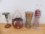 de nombreux vases de toutes sortes sur la table