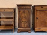 trois meubles posés à même le sol
