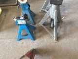 Plusieurs outils sont posés par terre dans un garage