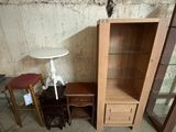 une armoire et une table dans un coin de la pièce
