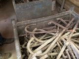 une caisse remplie de morceaux de bois et de clous dans une pièce
