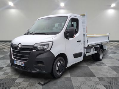 la photo d'un camion blanc garé dans une pièce