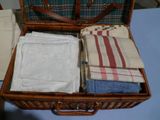 un panier en osier contenant des serviettes et des serviettes de table