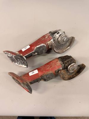 une paire d'extincteurs anciens posés sur une table blanche
