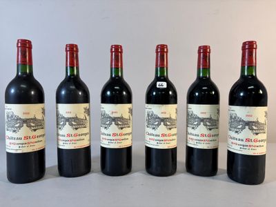 six bouteilles de vin rouge sont alignées sur une table