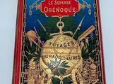 une image représentant un livre sur lequel figure une illustration d'un globe terrestre