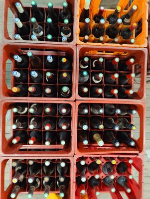 les bouteilles de bière sont empilées les unes sur les autres dans des caisses