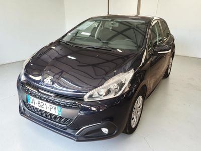 la photo d'une voiture noire garée dans un garage