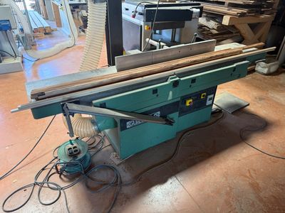 une machine posée sur une table dans une pièce