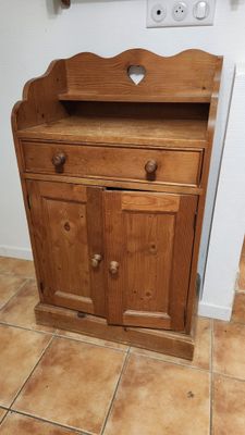un meuble en bois dans le coin d'une pièce