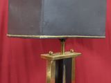 l'image d'une lampe posée sur une table