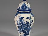 vase bleu et blanc muni d'un couvercle et orné de fleurs