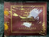 le dos d'un boîtier de CD sur lequel figure l'image d'un dragon