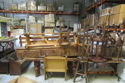 une pièce remplie d'une multitude de meubles anciens