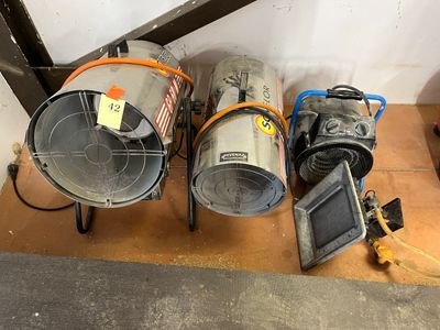 trois radiateurs industriels posés au sol les uns à côté des autres
