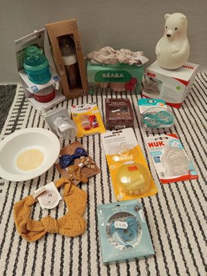 un grand nombre d'objets posés sur une table