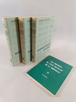 trois livres sont empilés sur une surface blanche