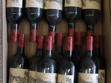bouteilles de vin rouge dans un carton sur une table