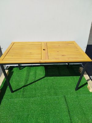 1 Table d’extérieur en bois avec pieds en métal noir, équipé…