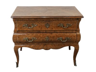une vieille commode en bois surmontée d'un tiroir