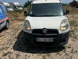une camionnette blanche garée dans la poussière
