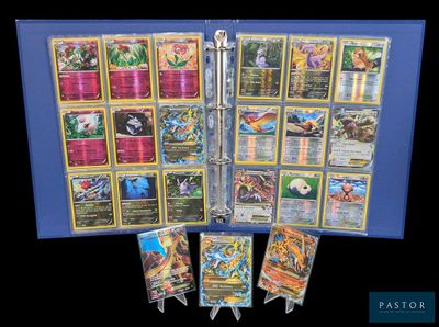 Jeu de cartes à collectionner Pokémon présenté dans un classeur bleu sur fond noir