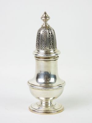 une salière ancienne en argent sur fond blanc