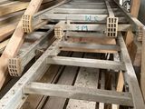 plusieurs pièces de bois sont empilées dans un entrepôt
