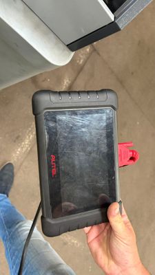 une personne tenant une tablette à la main