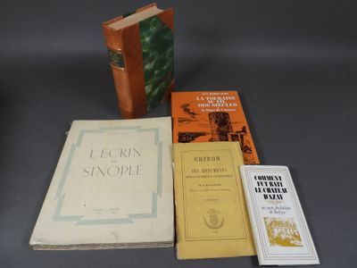 trois livres sont posés sur une table les uns à côté des autres