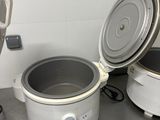 deux pots posés l'un à côté de l'autre sur le sol